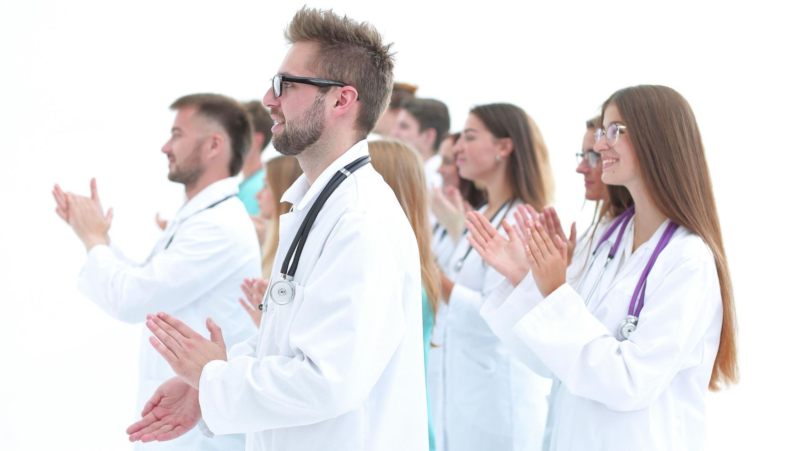 Ärztinnen und Ärzte applaudieren über Ergebnisse der Focus Ärzteliste