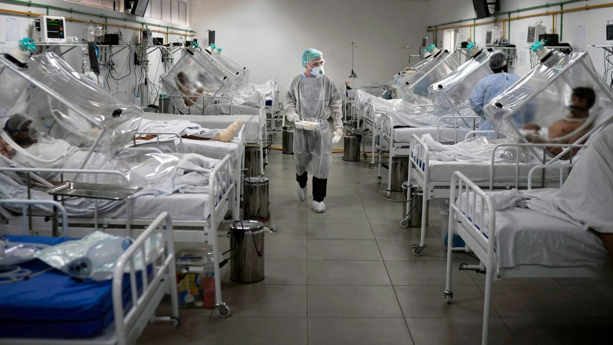 Ein Mediziner läuft durch eine Quarantäne-Station während Corona im Krankenhaus